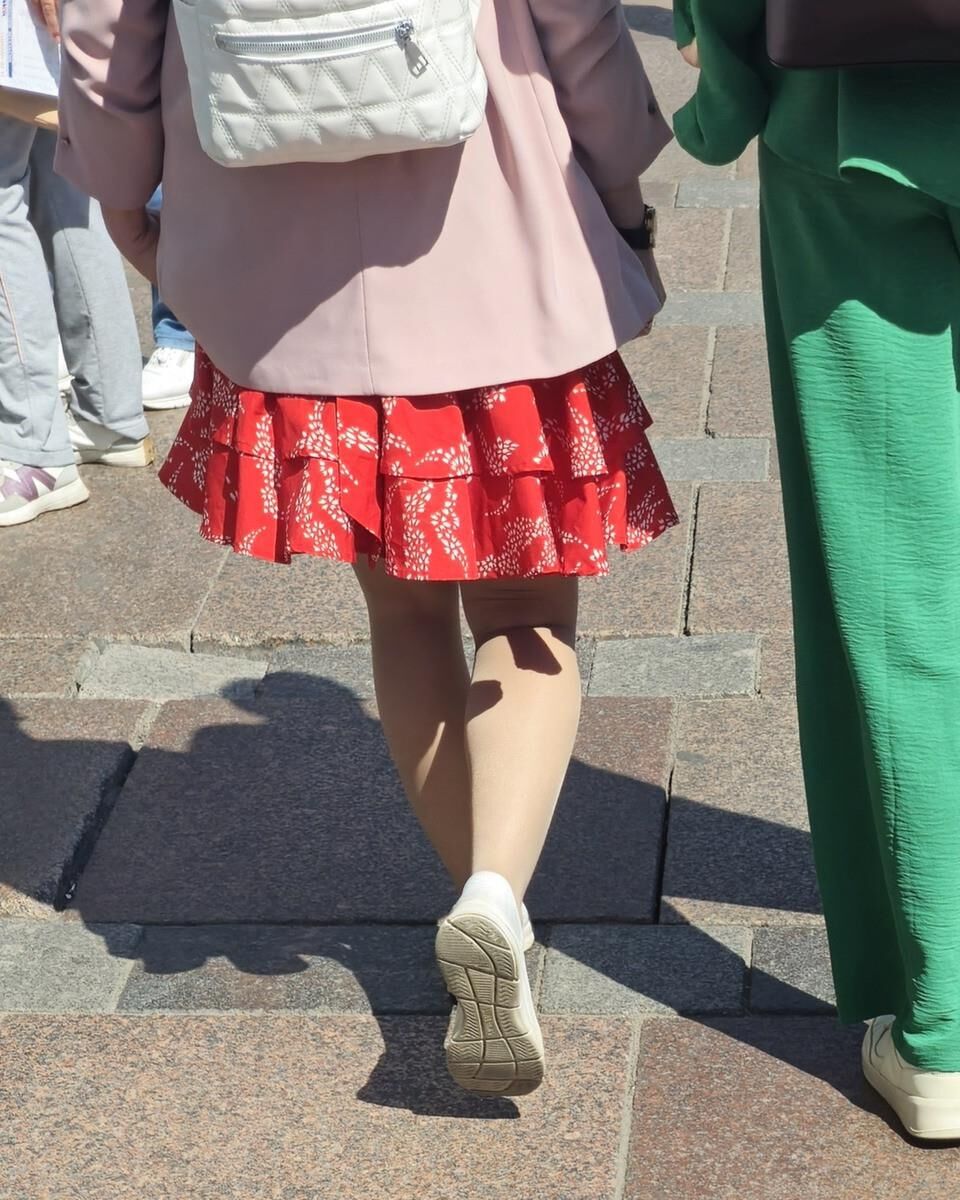 ヌードパンストと赤いミニスカートの女性