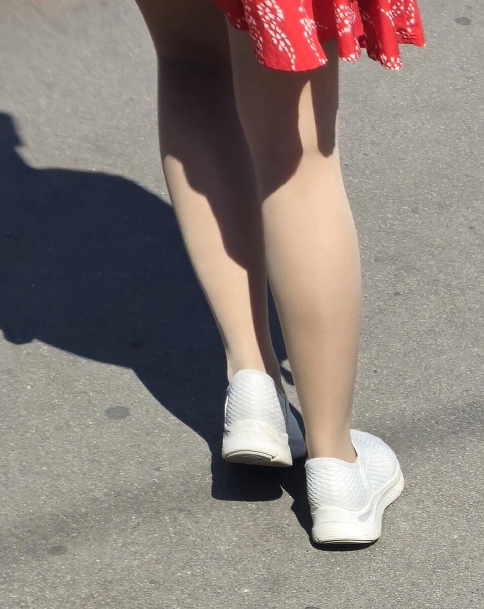 ヌードパンストと赤いミニスカートの女性