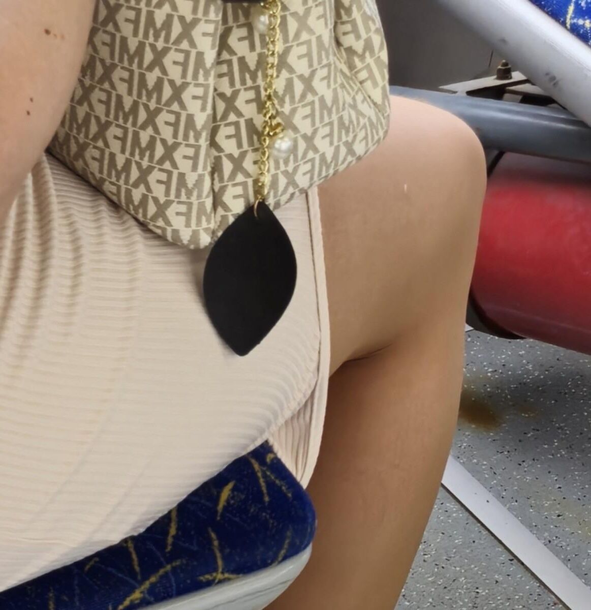 バスでヌードパンストの女性