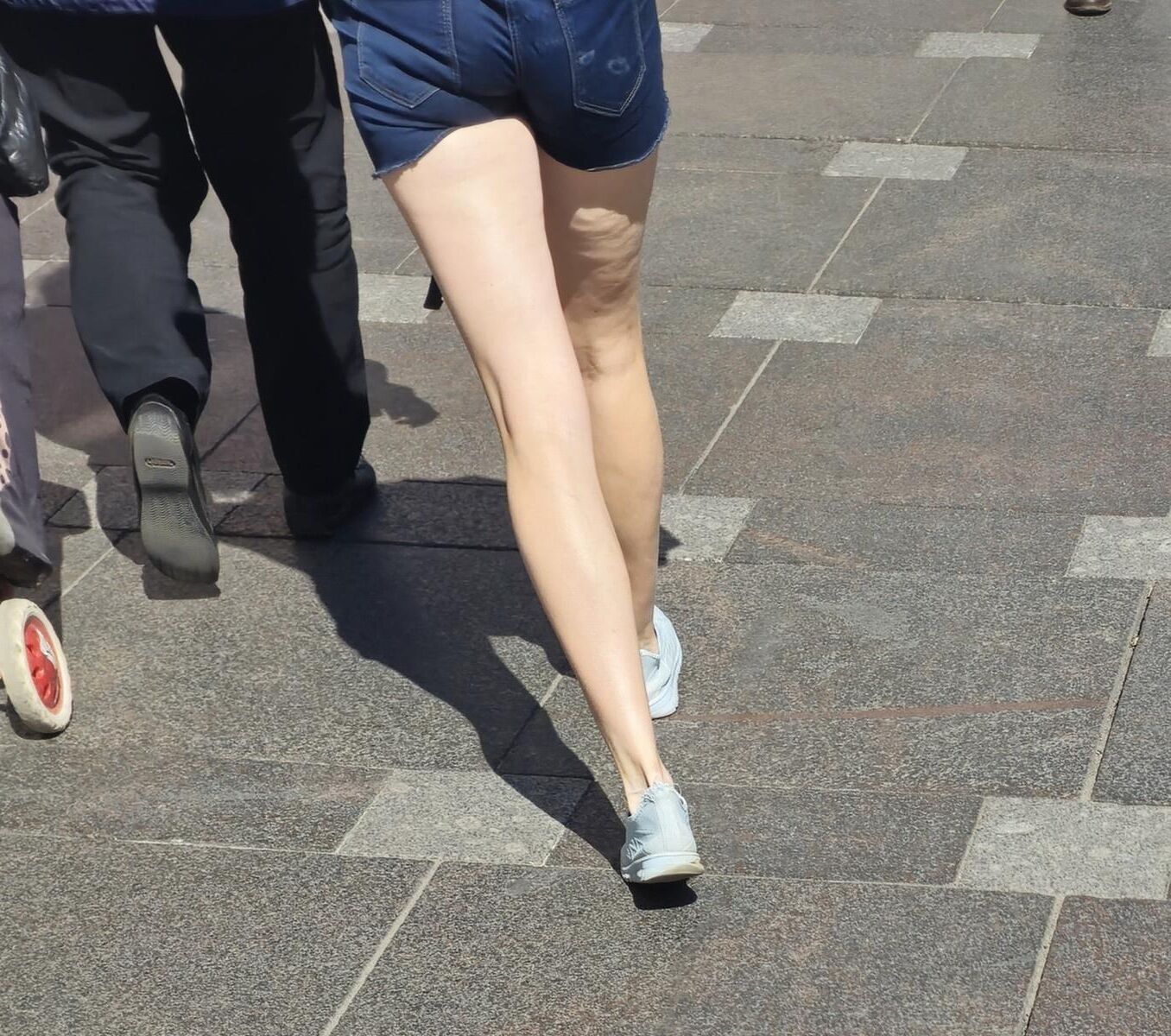 Garota com pernas de celulite em shorts jeans