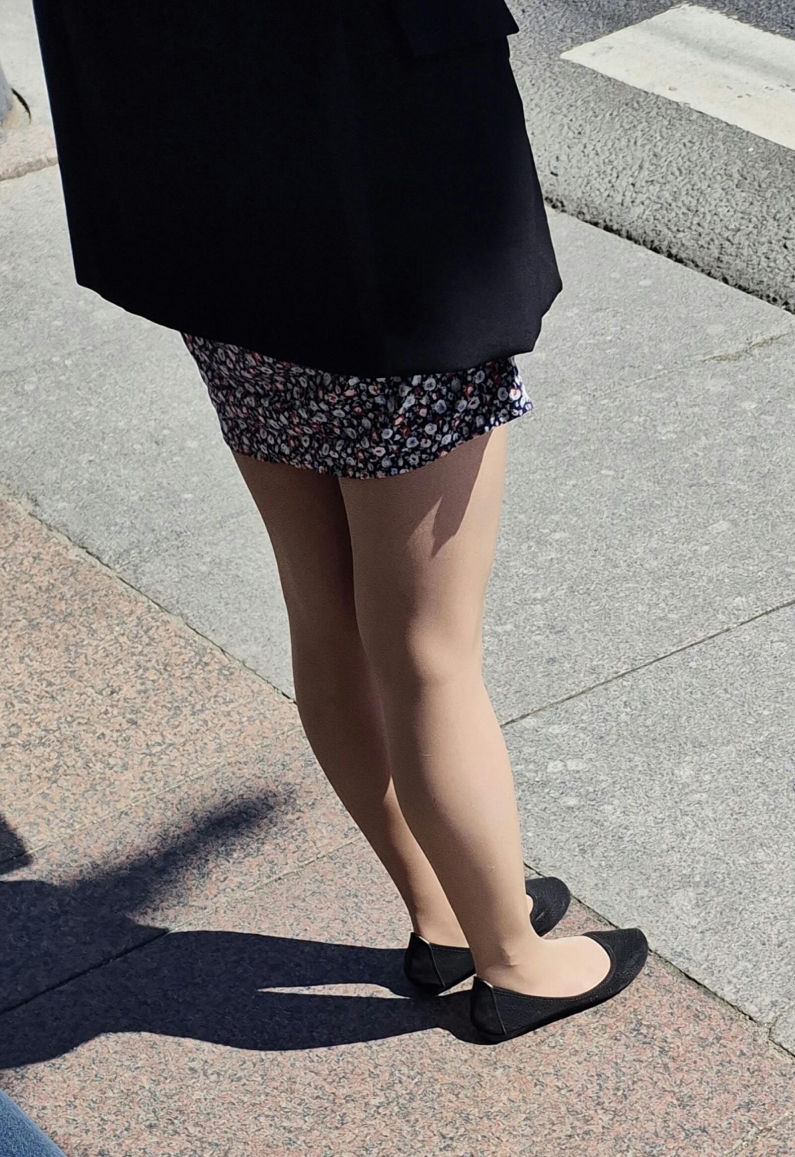 光沢のあるパンスト、夏のドレス、ジャケットの女の子