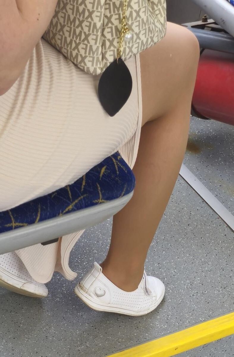 バスでヌードパンストの女性
