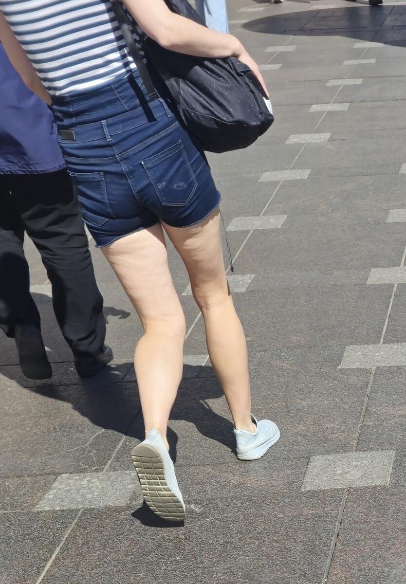 Garota com pernas de celulite em shorts jeans