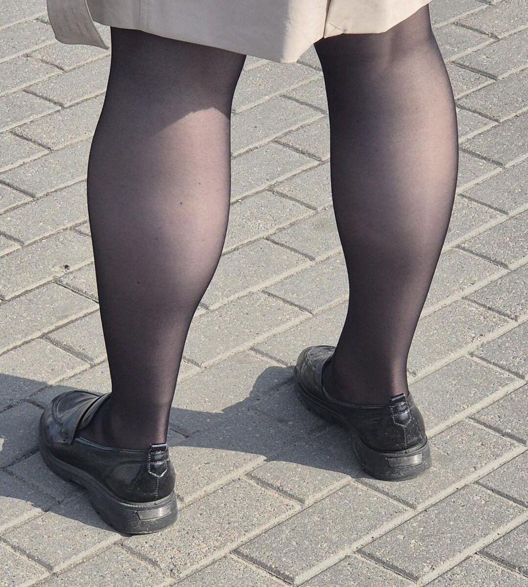 マントとブラックパンストの女性