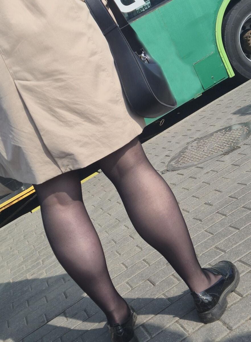 マントとブラックパンストの女性