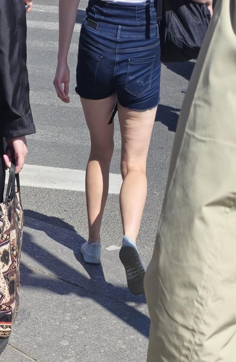 Garota com pernas de celulite em shorts jeans