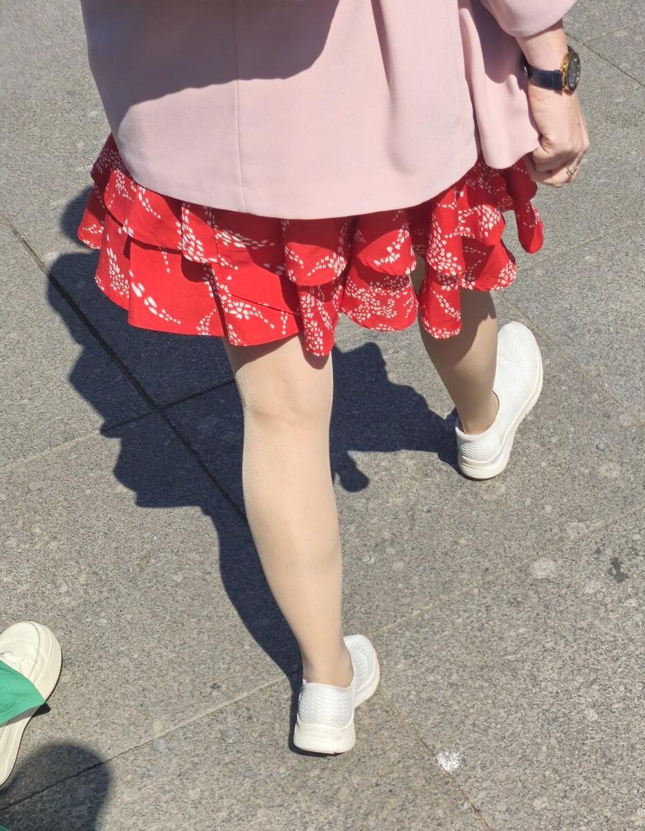 ヌードパンストと赤いミニスカートの女性