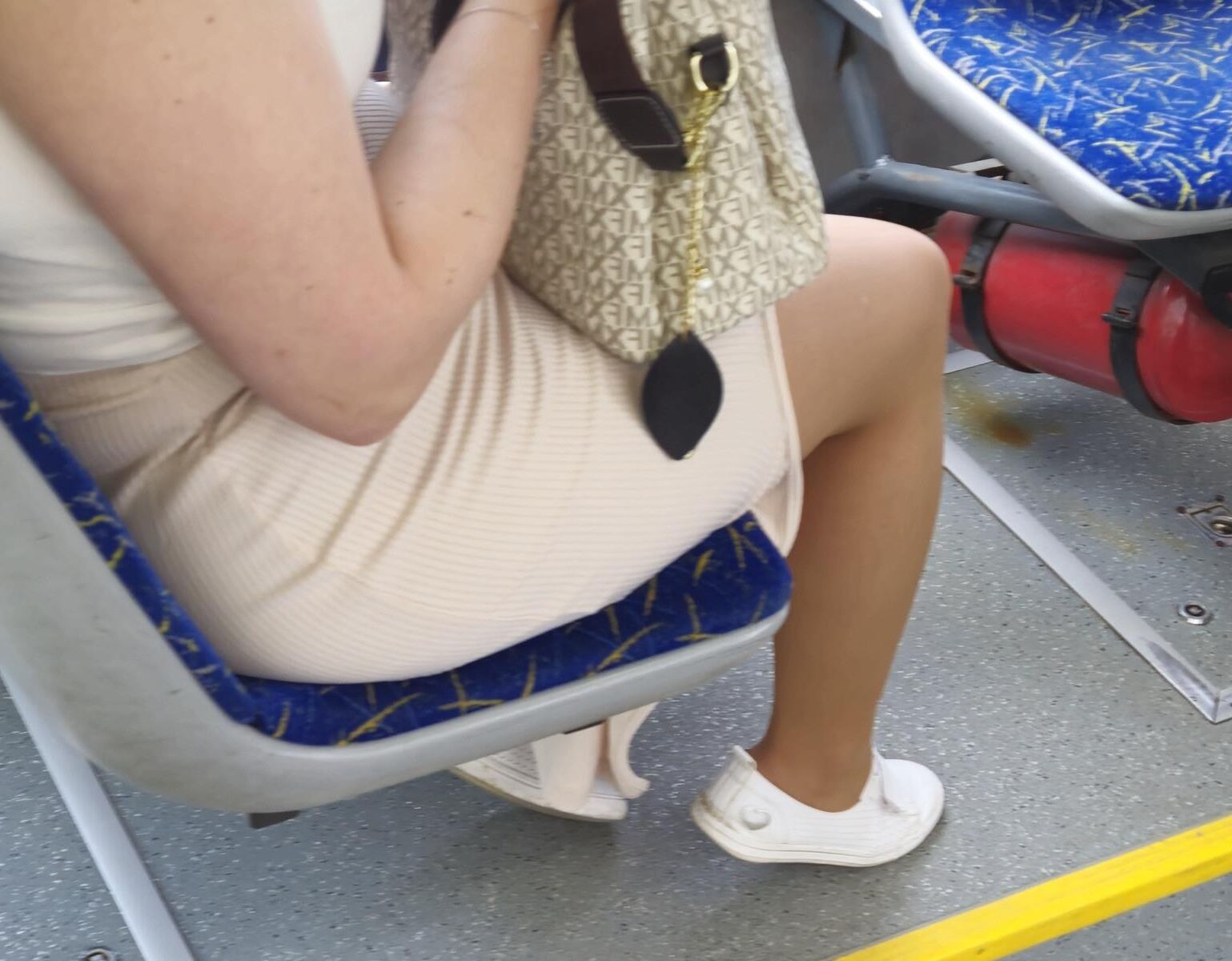 バスでヌードパンストの女性
