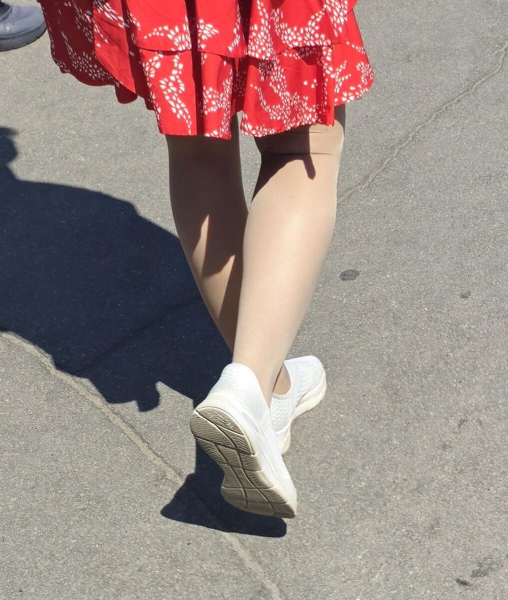 ヌードパンストと赤いミニスカートの女性