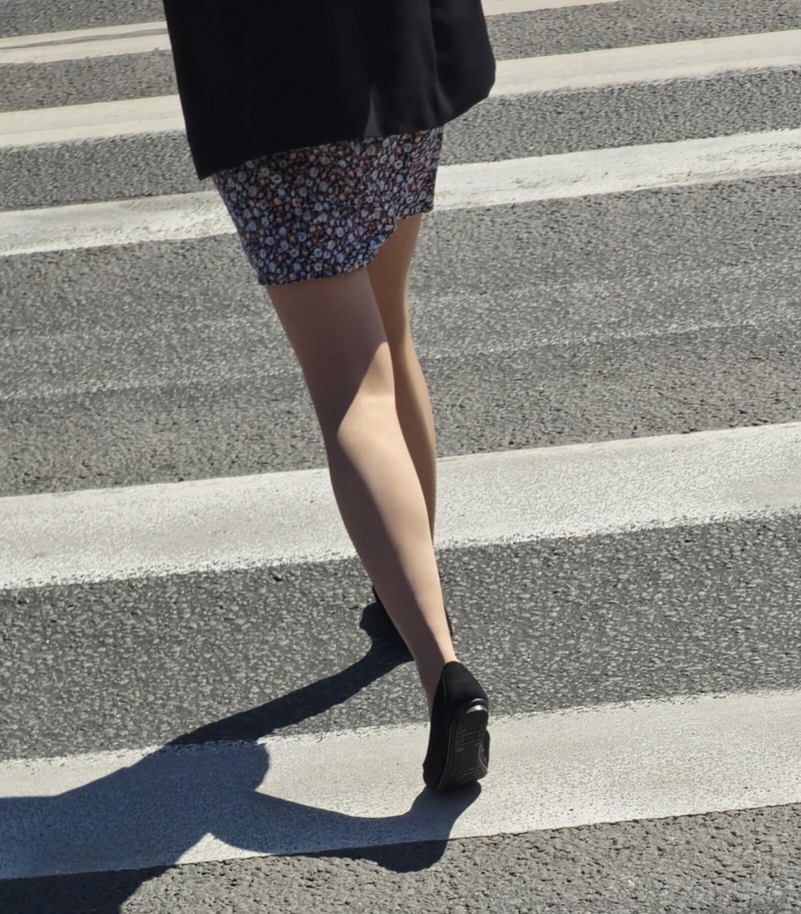 光沢のあるパンスト、夏のドレス、ジャケットの女の子