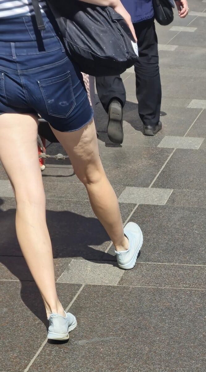 Garota com pernas de celulite em shorts jeans