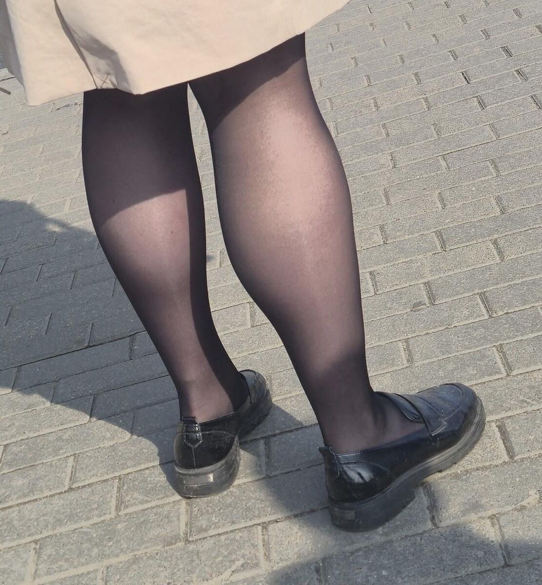 マントとブラックパンストの女性