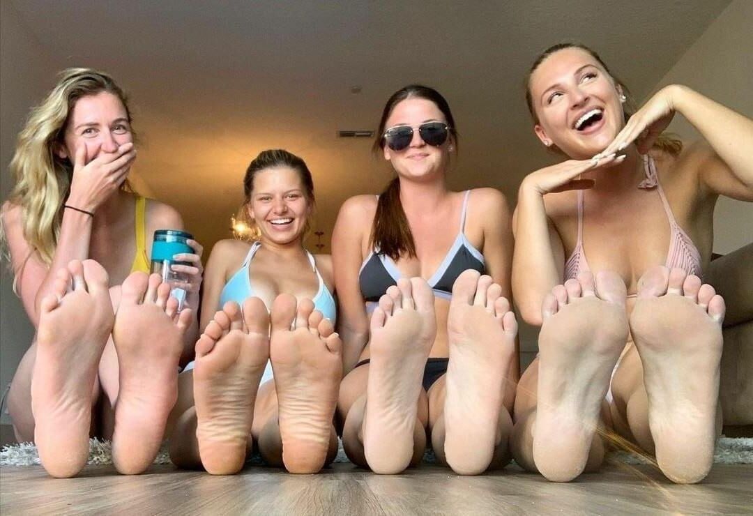 Jerk off for my feet loser 