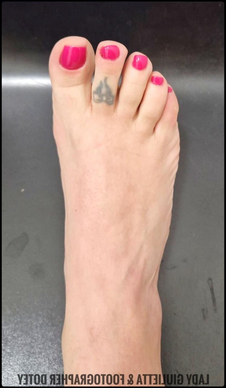 Lady Giulietta's feet in the morning, good morning!