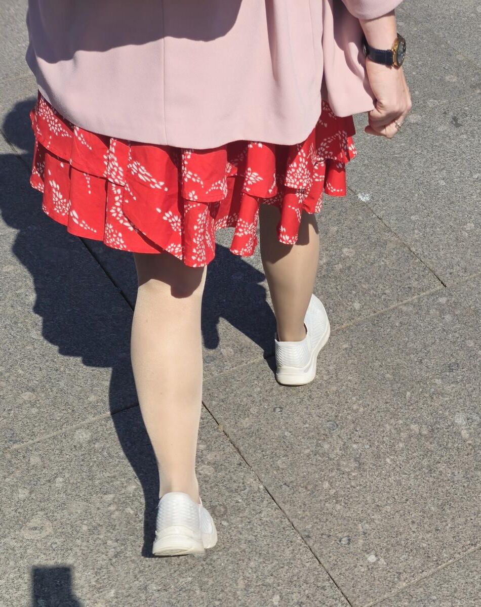 ヌードパンストと赤いミニスカートの女性