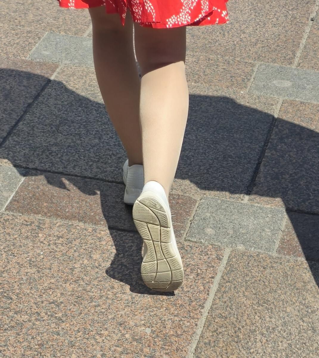 ヌードパンストと赤いミニスカートの女性