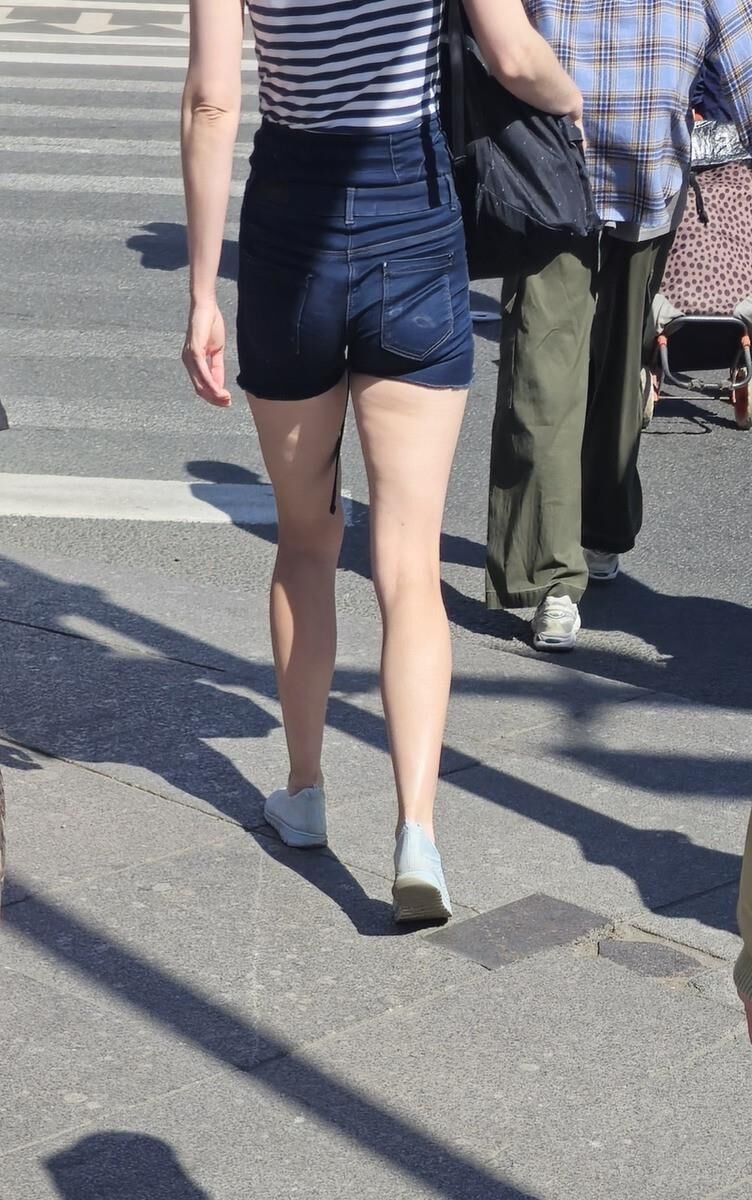 Garota com pernas de celulite em shorts jeans