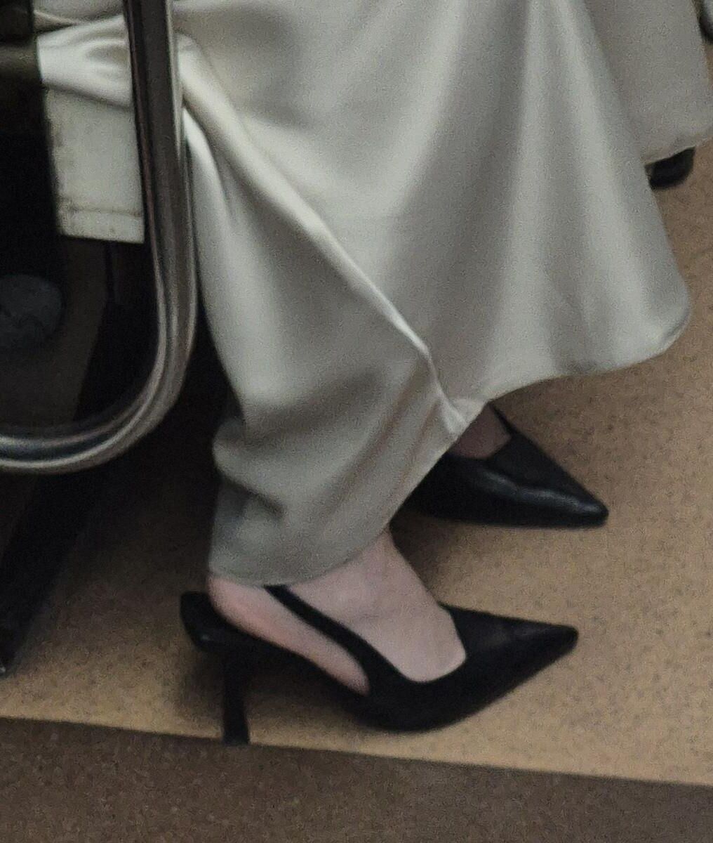 長いサテンのドレス、かかと、ジャケットを着た女の子