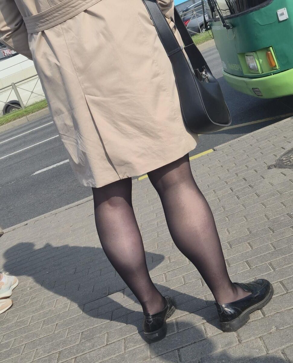 マントとブラックパンストの女性