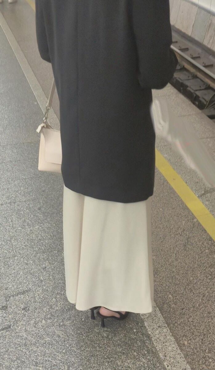長いサテンのドレス、かかと、ジャケットを着た女の子