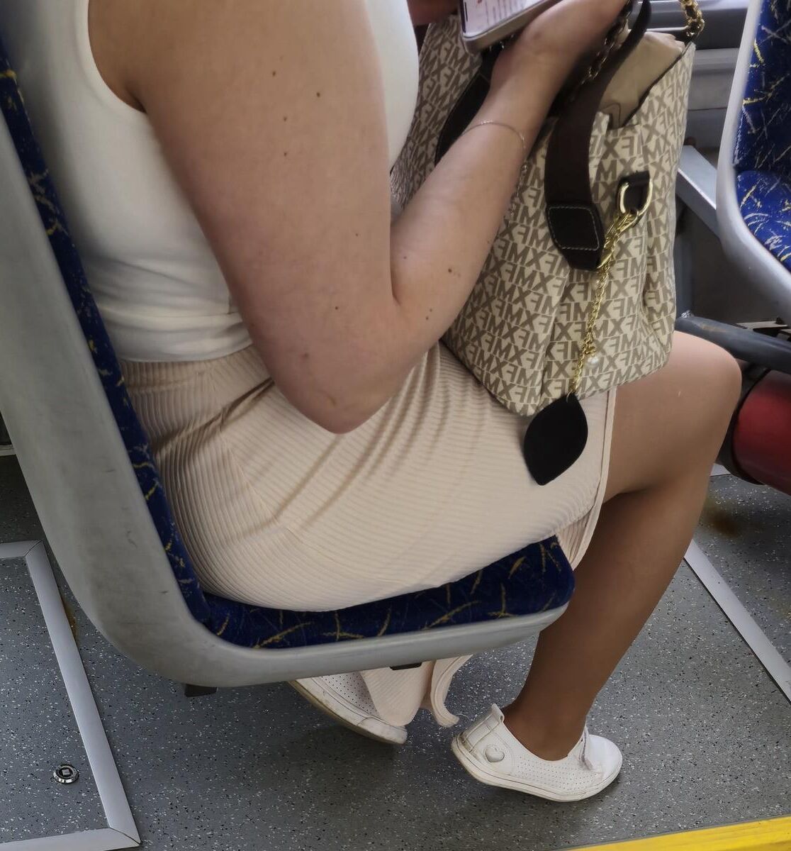 バスでヌードパンストの女性