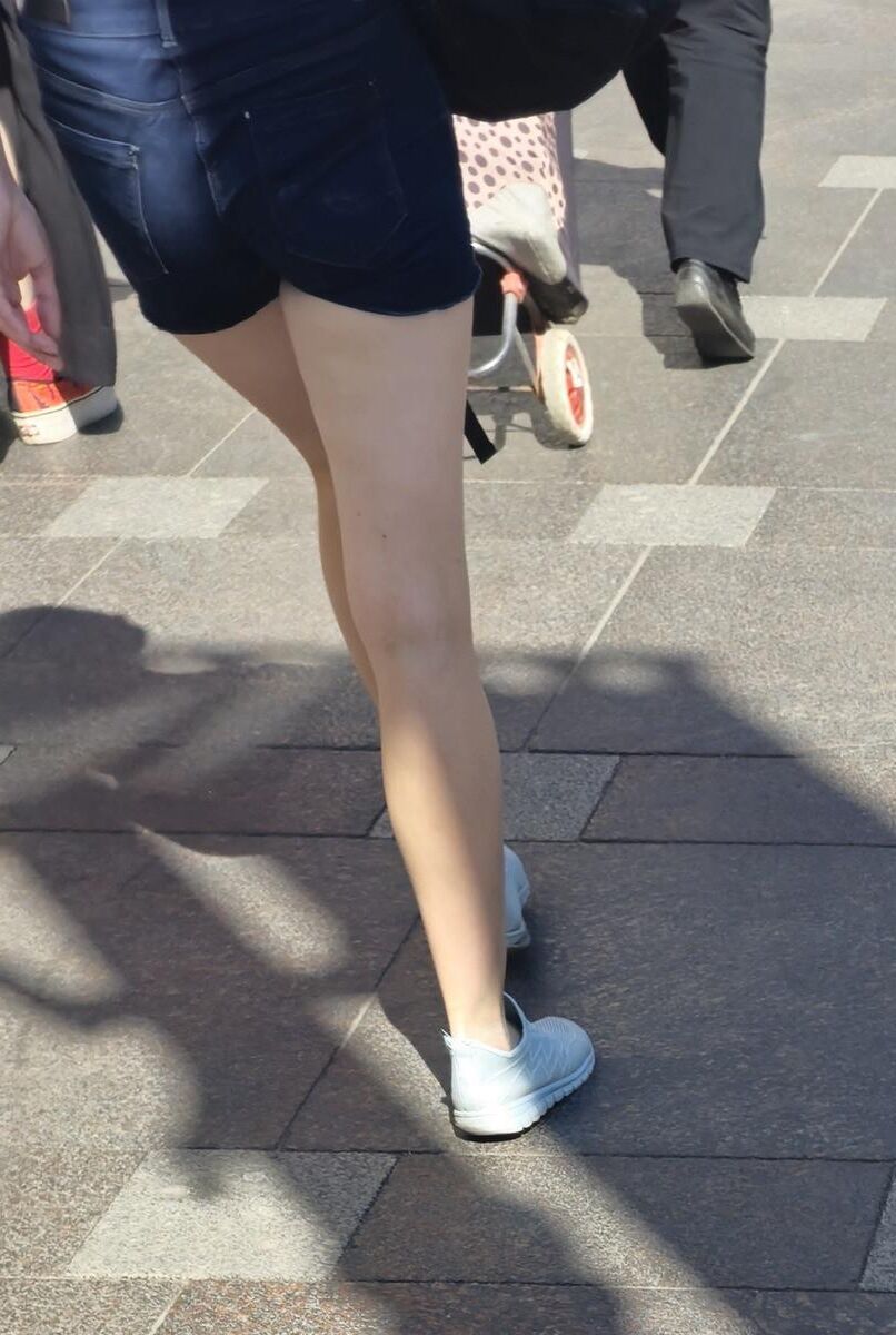 Garota com pernas de celulite em shorts jeans