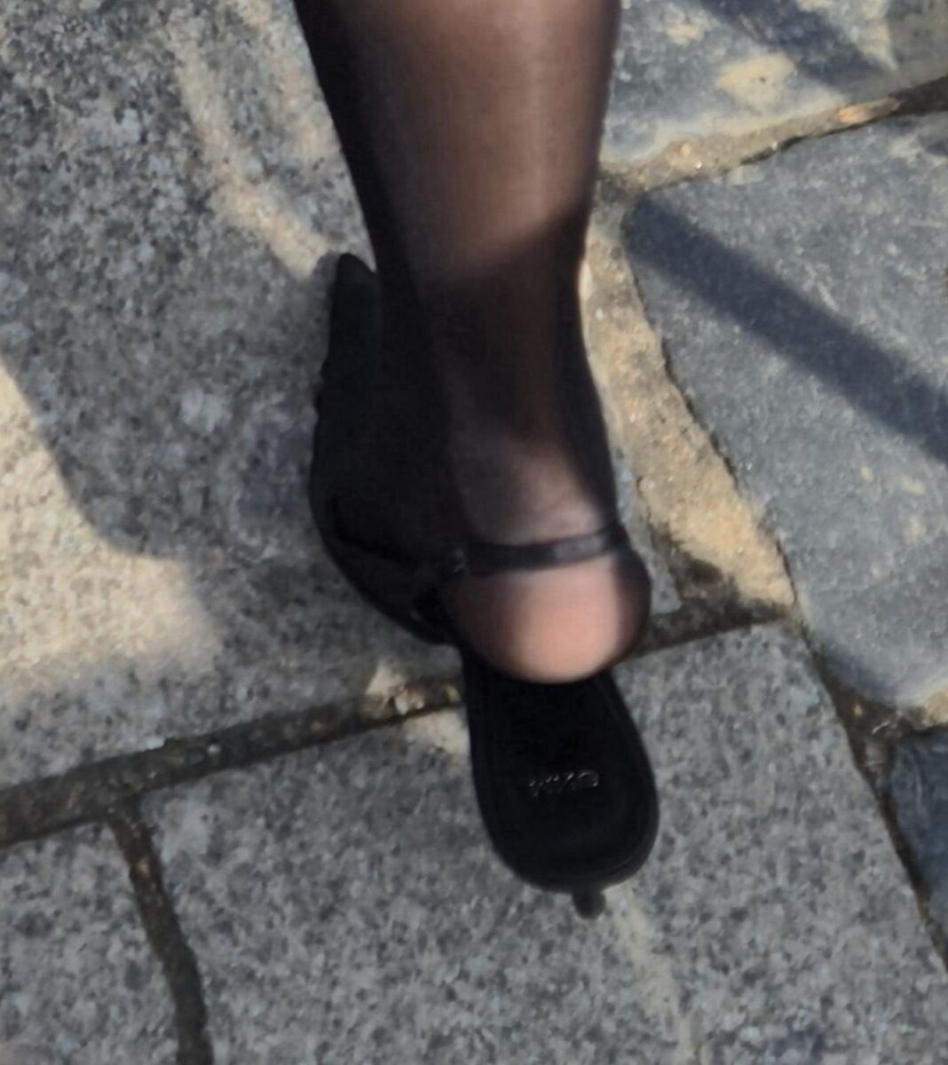 Garota em saltos de slingback e calcinha preta brilhante