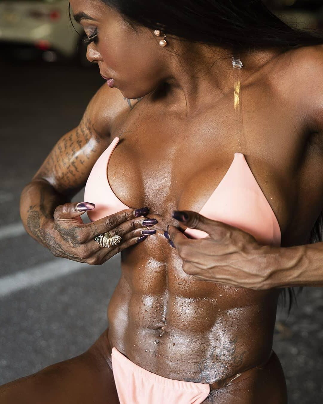 Meninas musculares aleatórias