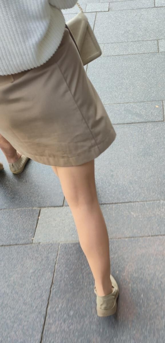 Garota em meia -calça e saia nua