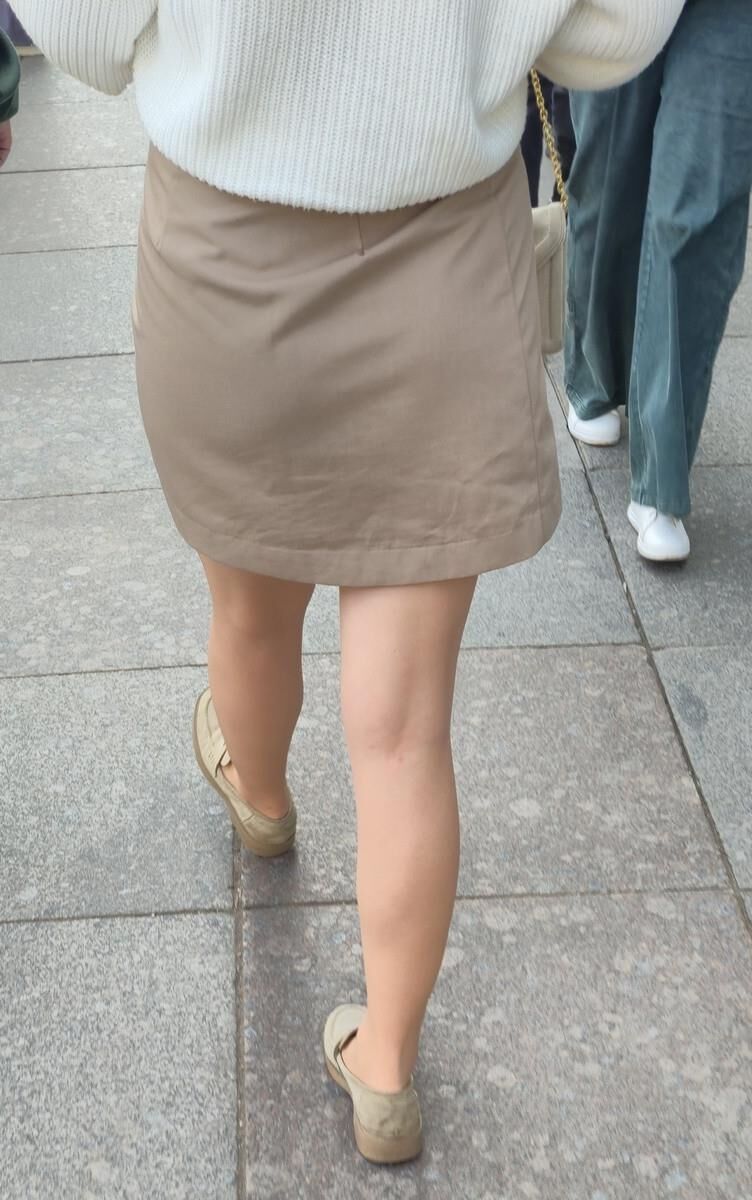Garota em meia -calça e saia nua