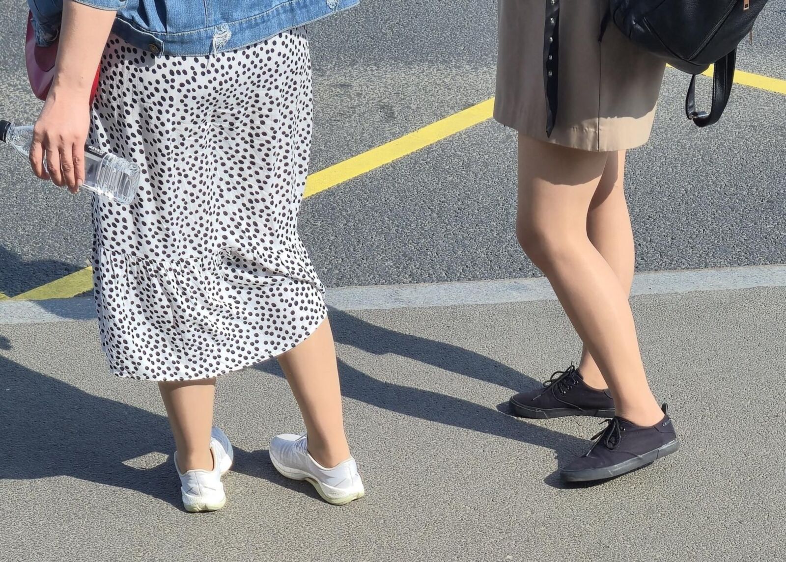 日焼けした光沢のあるパンストとミニスカートの女の子