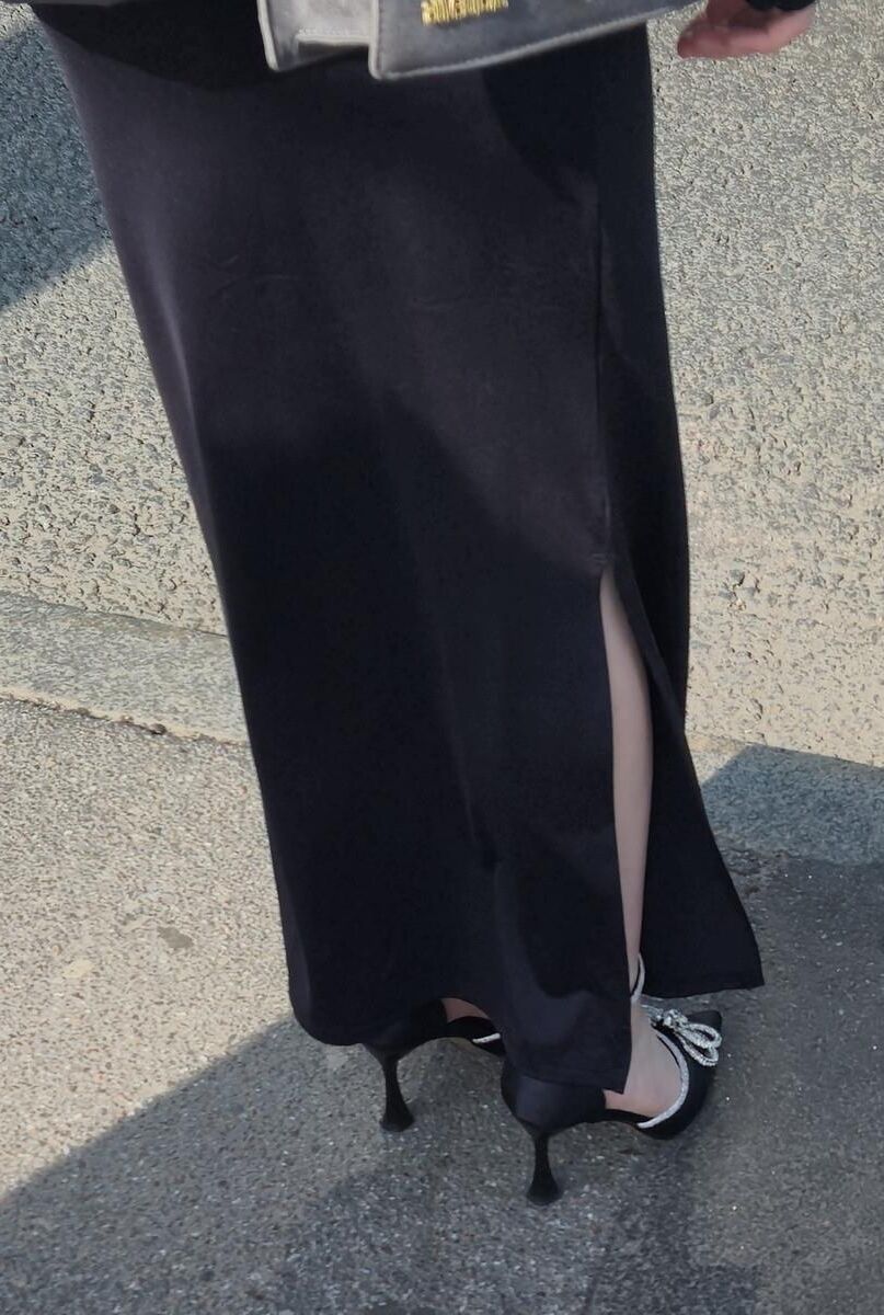 セクシーなサテンのかかとと長いスカートの女性