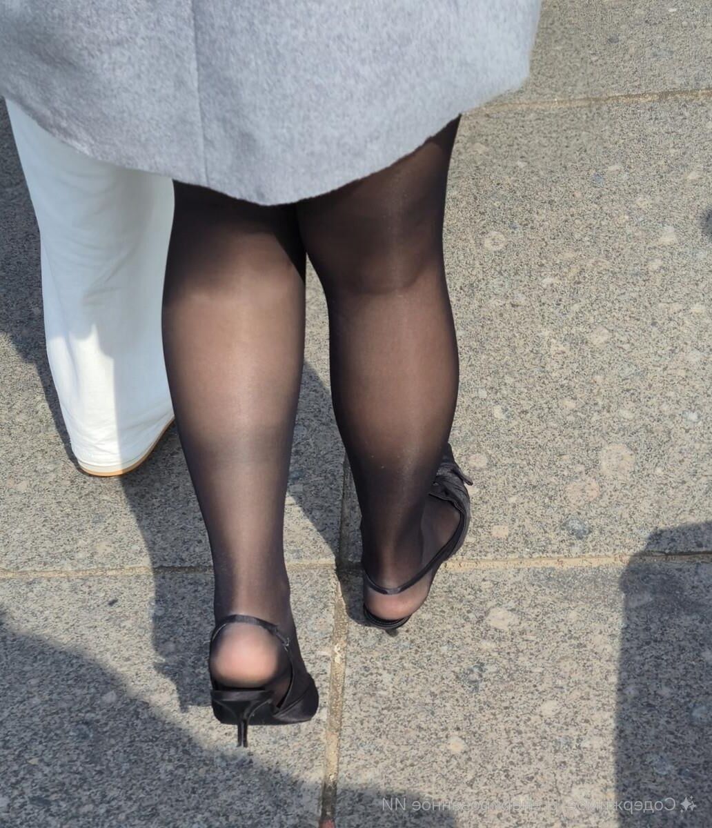 Garota em saltos de slingback e calcinha preta brilhante