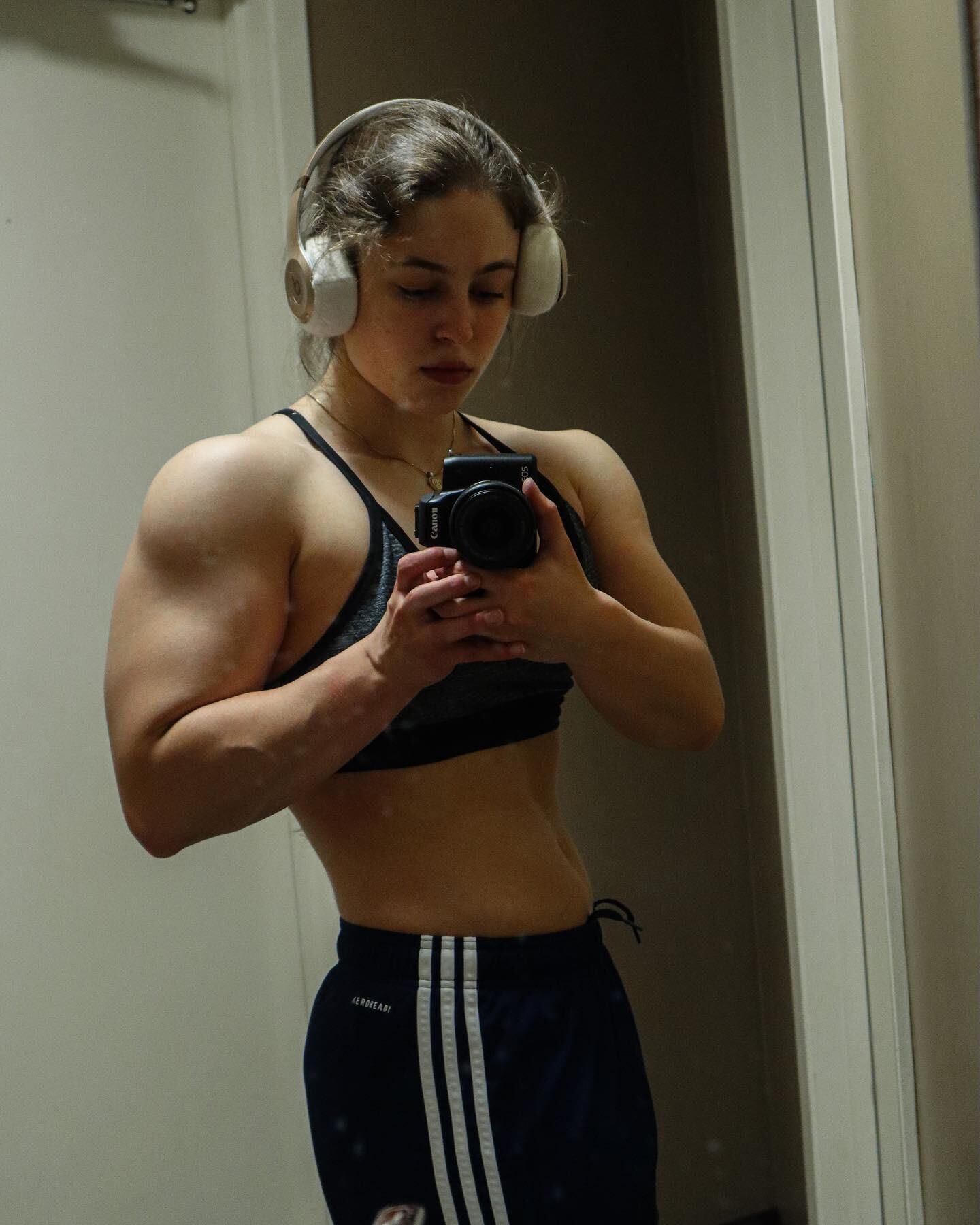 Meninas musculares aleatórias