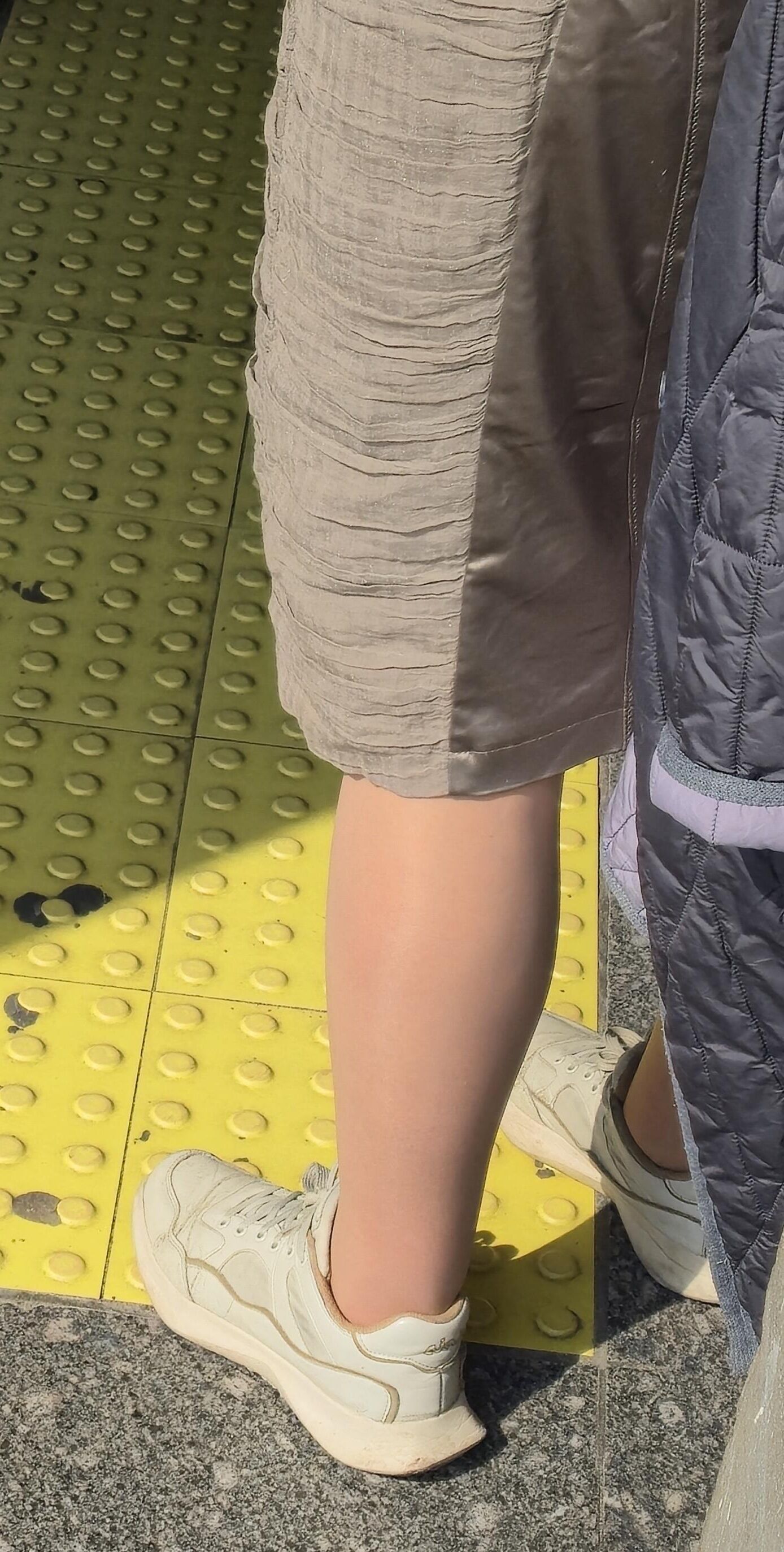 光沢のあるパンストの女性