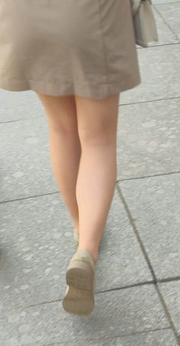 Garota em meia -calça e saia nua