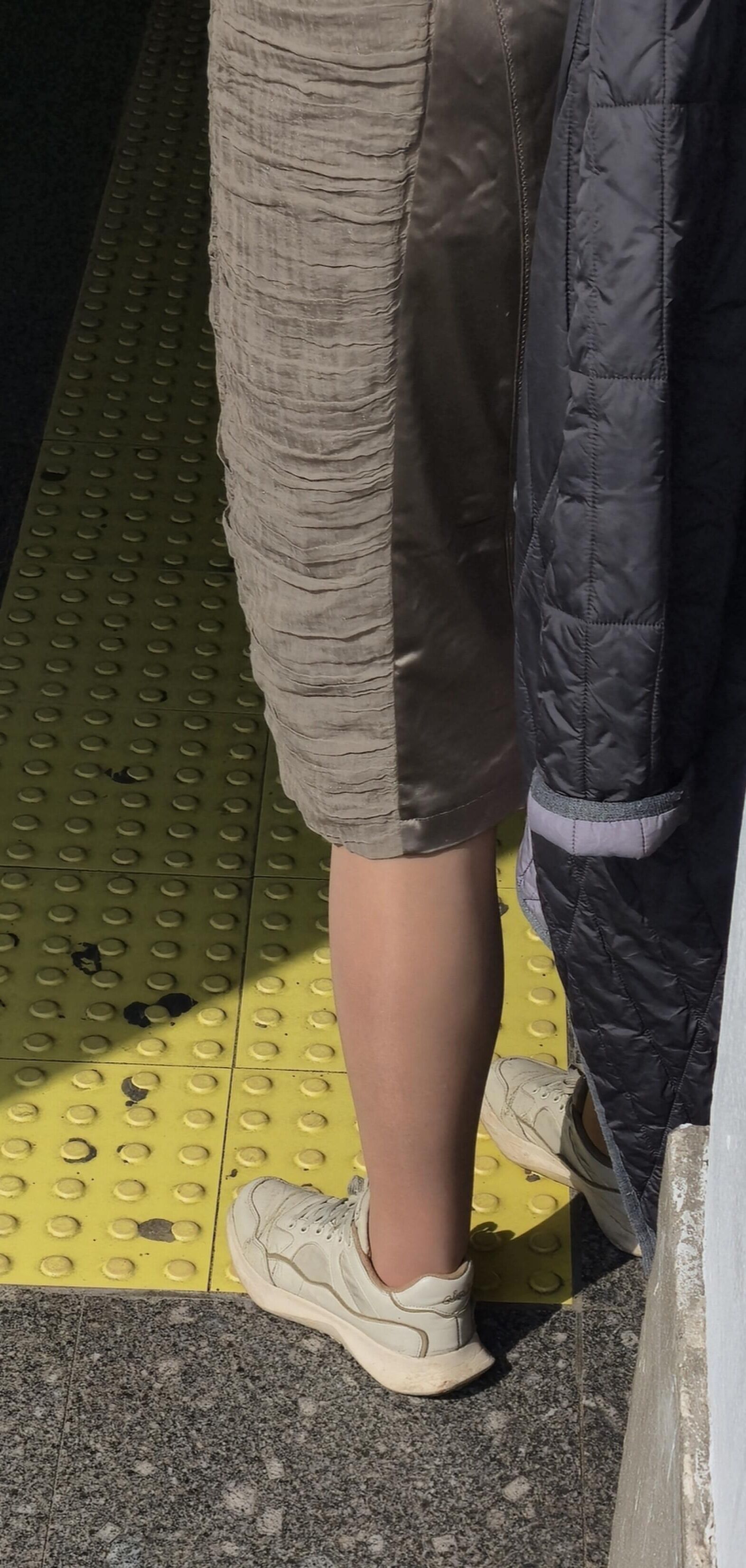 光沢のあるパンストの女性