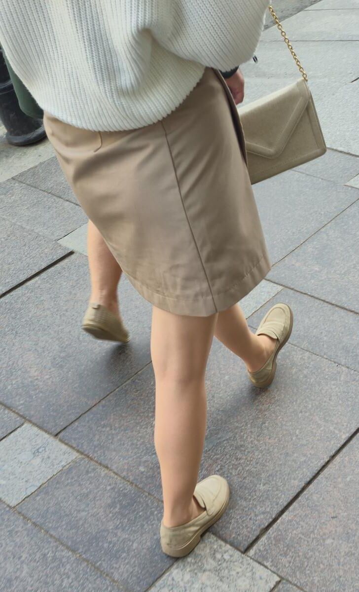 Garota em meia -calça e saia nua