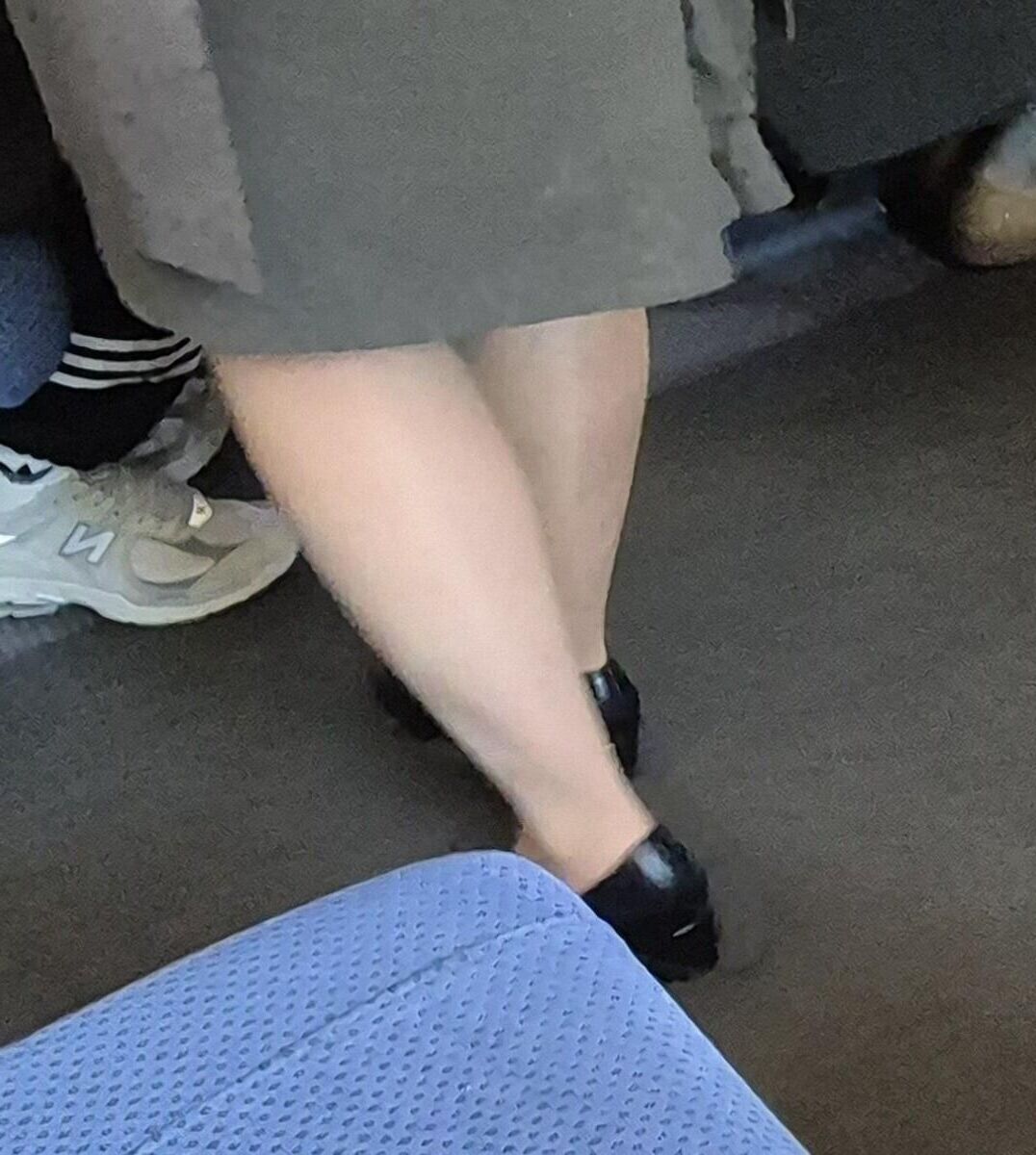 光沢のあるパンストの列車
