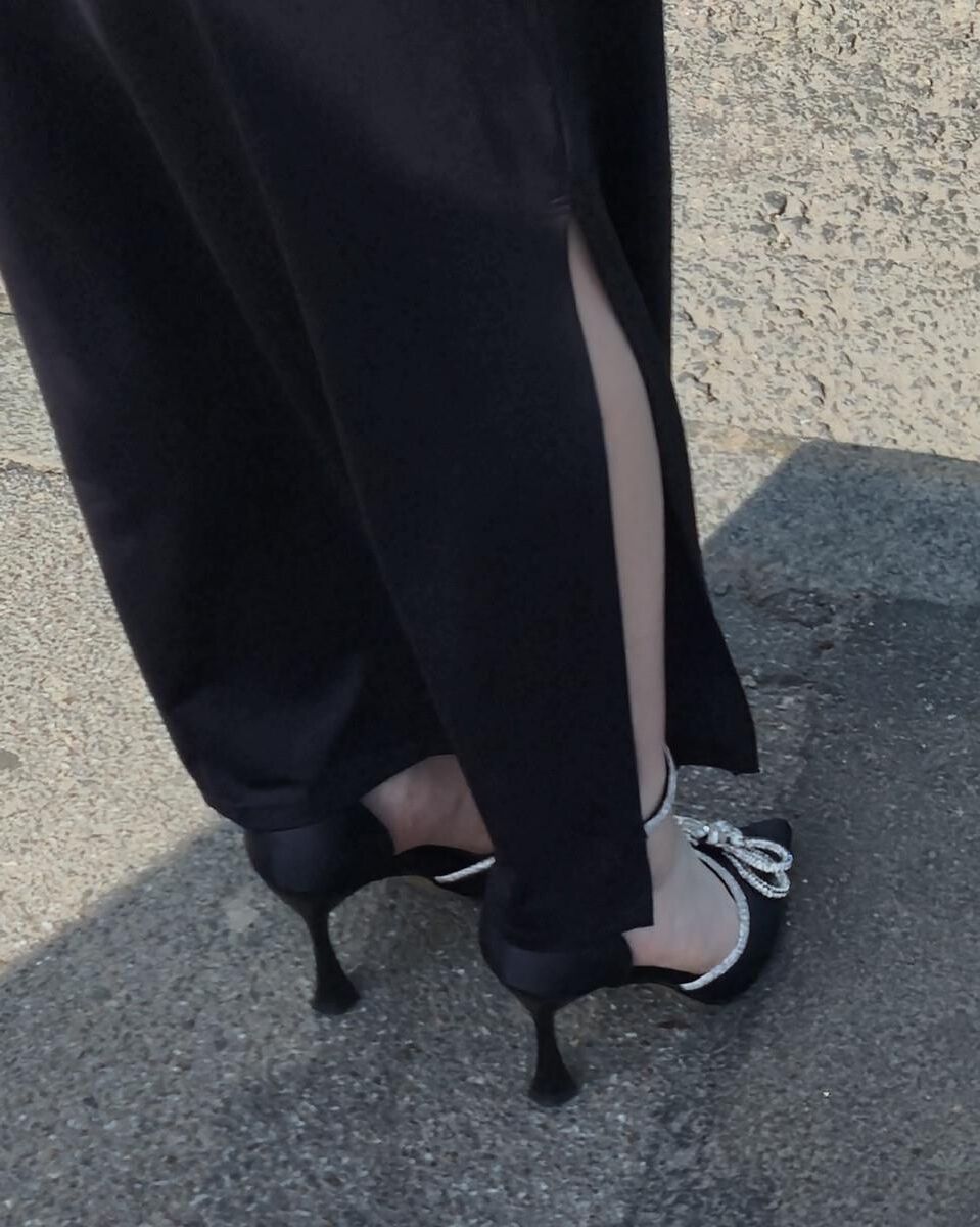 セクシーなサテンのかかとと長いスカートの女性