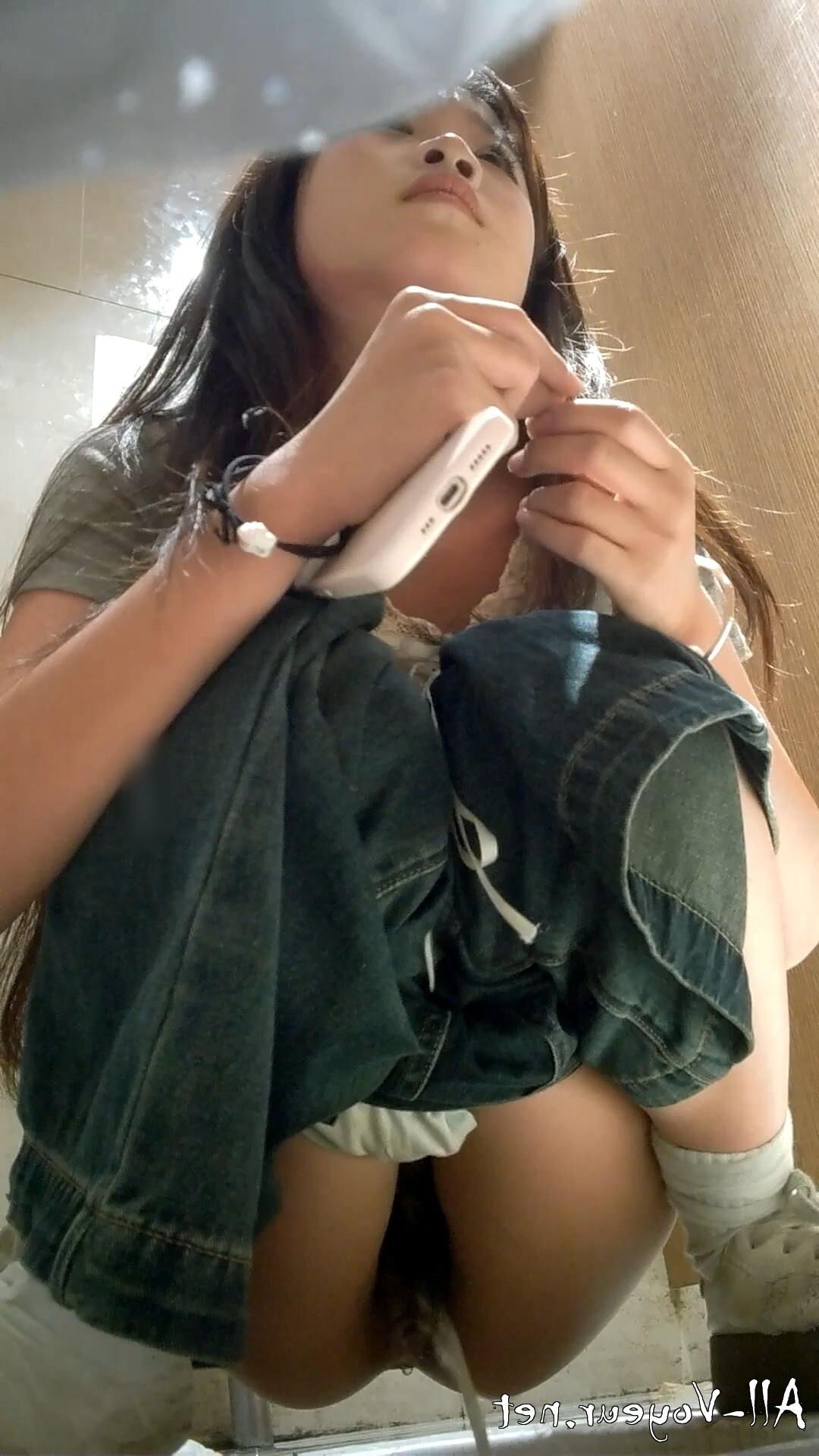 Tiro no banheiro tiro panorâmico de uma jovem mijando