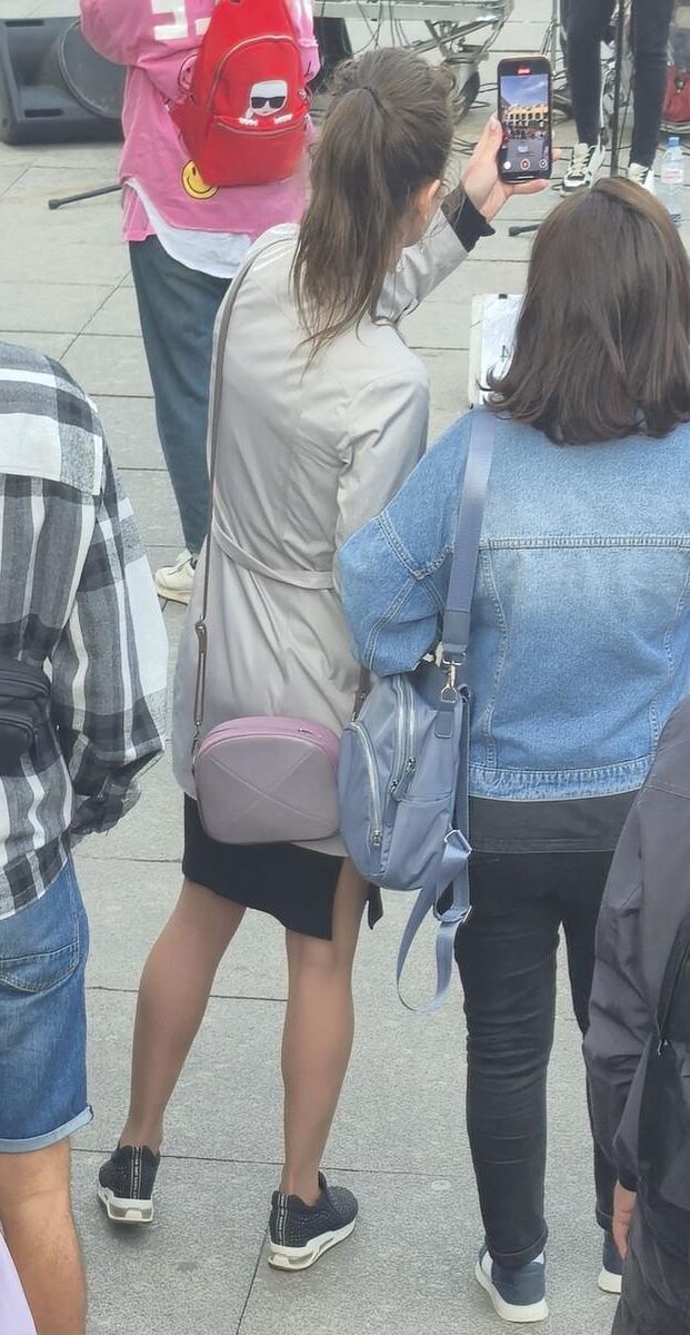 Garota em meia -calça bronzeada e mini -saia