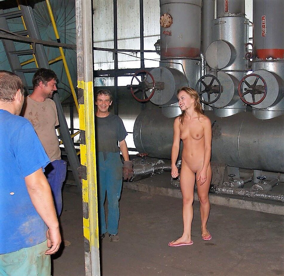 服を着た男性裸の女性