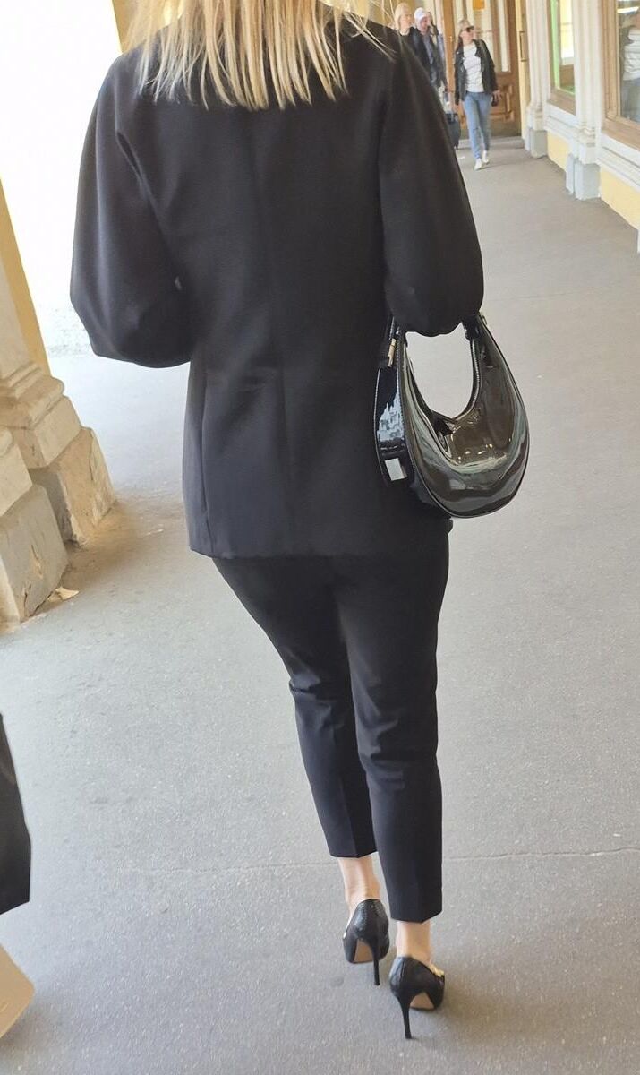 Mulher de negócios em calças e saltos