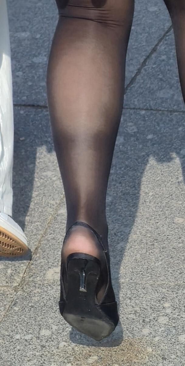 Garota em saltos de slingback e calcinha preta brilhante