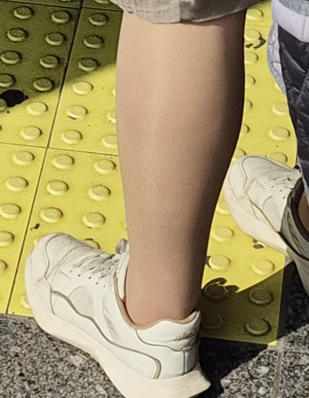 光沢のあるパンストの女性