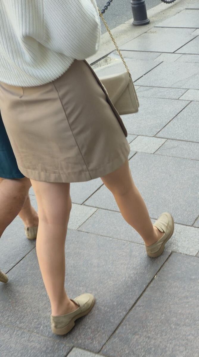Garota em meia -calça e saia nua