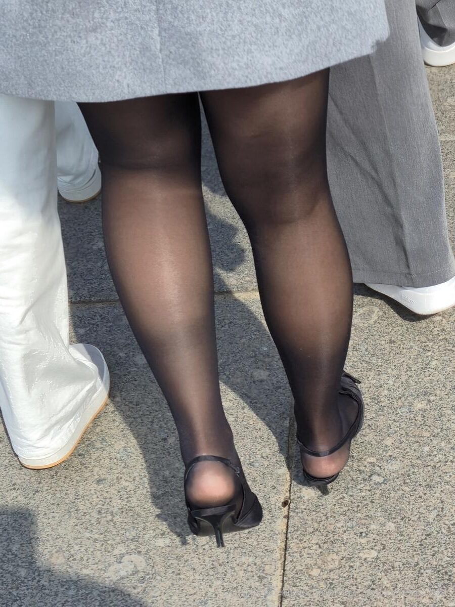 Garota em saltos de slingback e calcinha preta brilhante