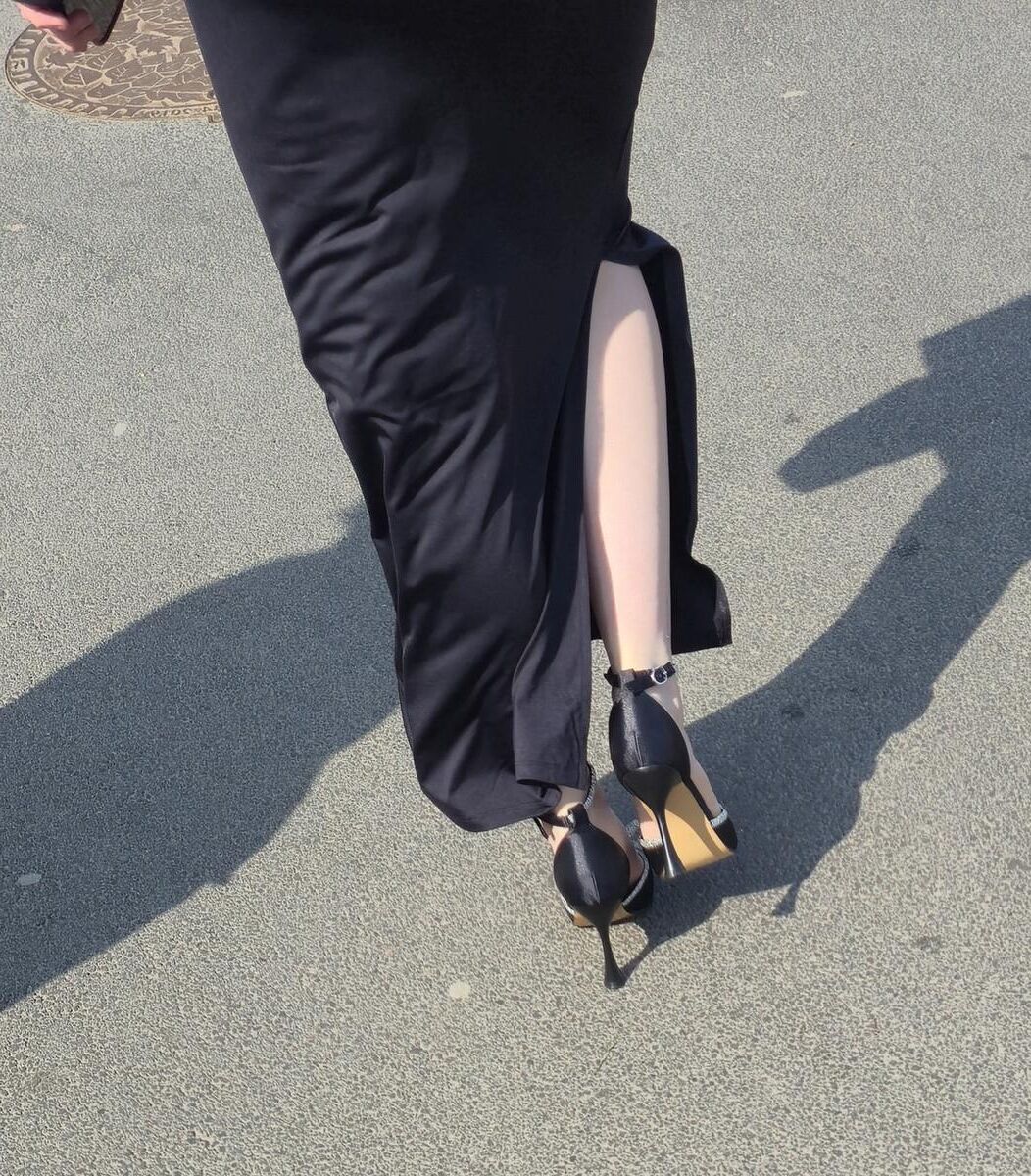セクシーなサテンのかかとと長いスカートの女性