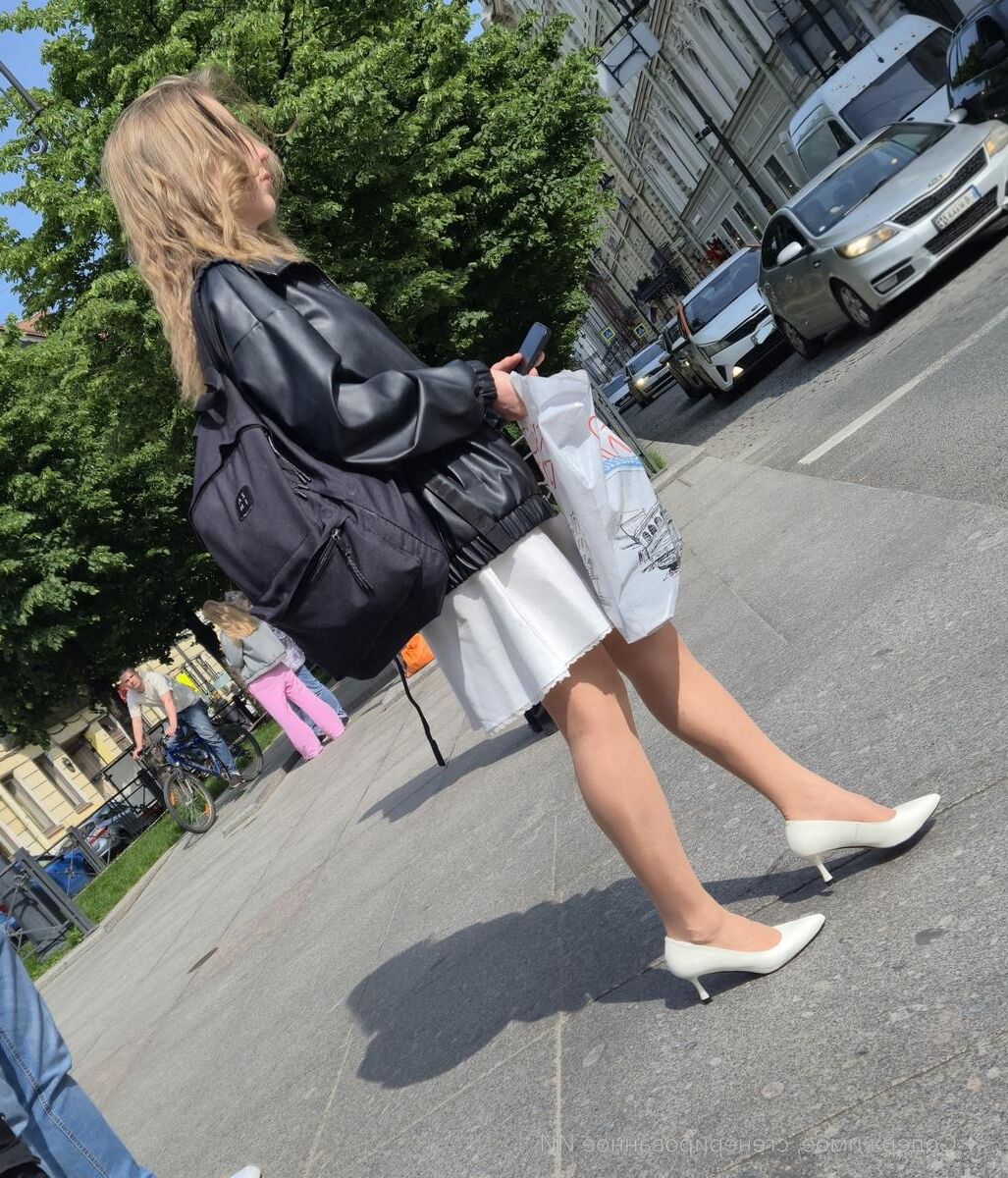 Menina de calças calças nus, saltos brancos e vestido branco